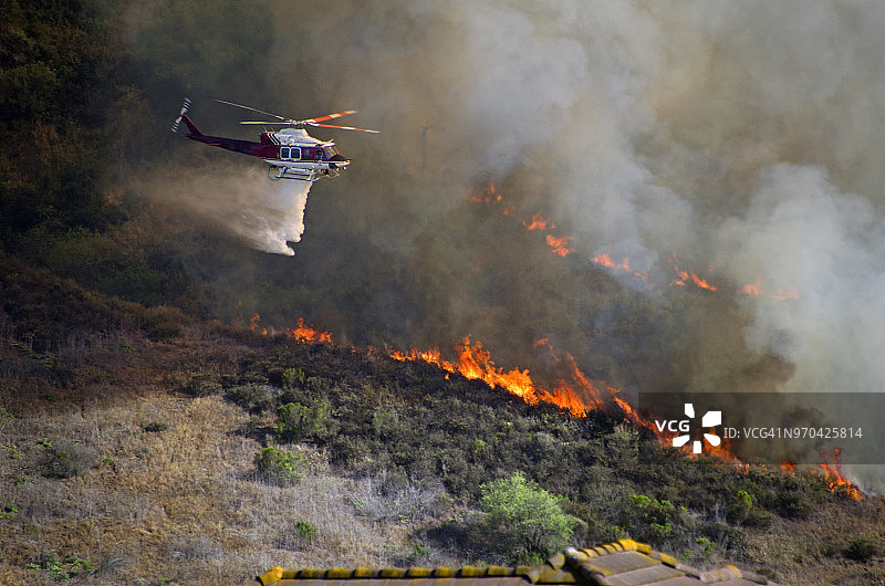 直升机扑灭加州野火图片素材