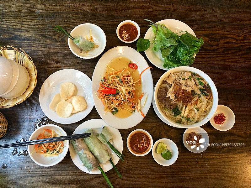 木桌上的越南美食图片素材