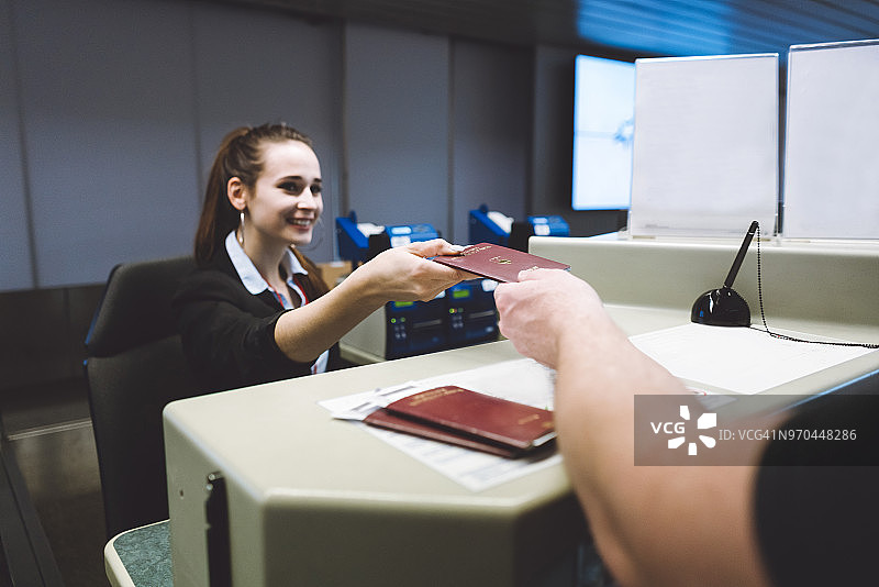 面带微笑的机场工作人员图片素材