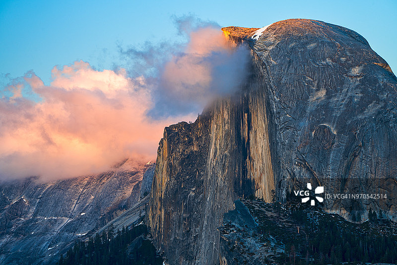 日落光芒下的云彩和半圆顶图片素材