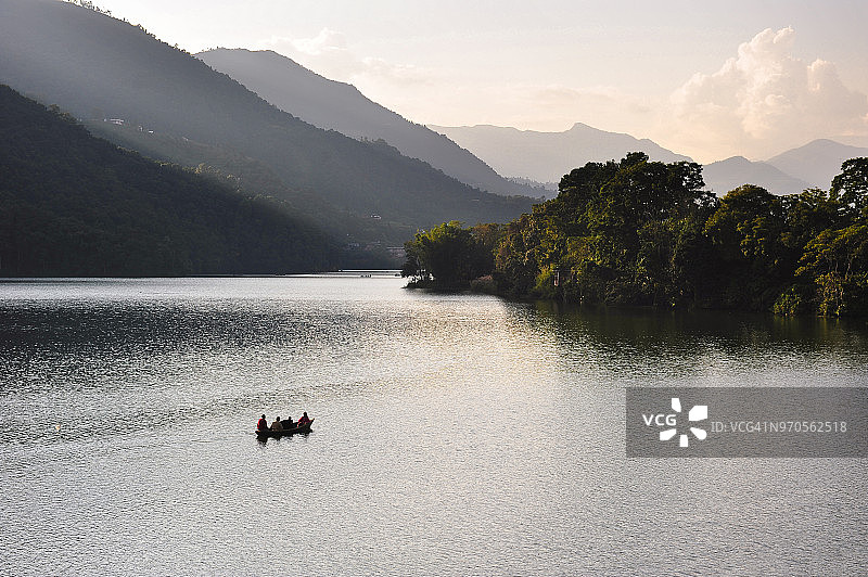 尼泊尔博卡拉费瓦湖上的孤舟图片素材