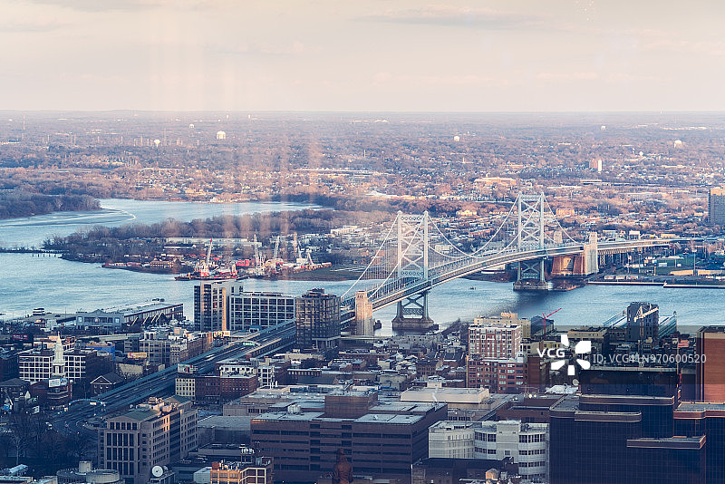 连接费城本杰明·富兰克林大桥高空景观图片素材