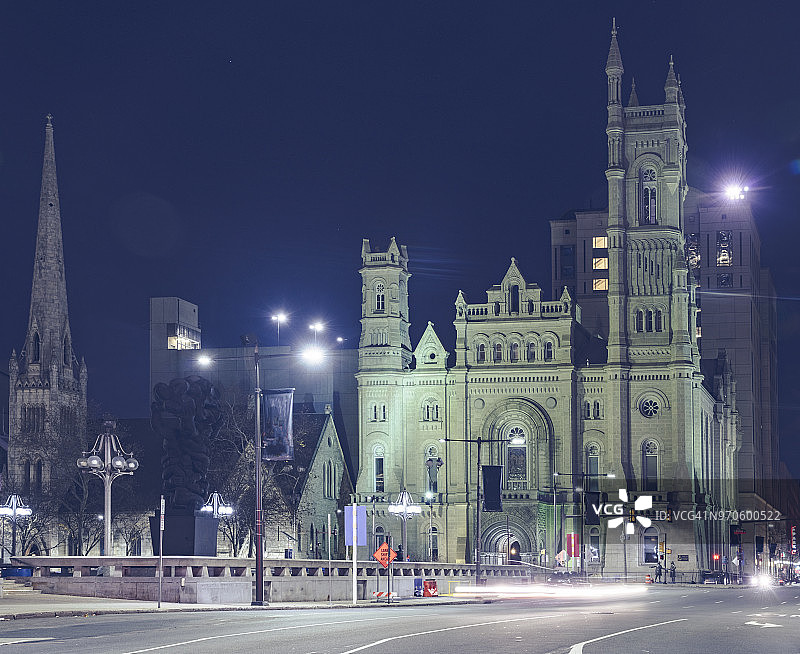 费城街道上的基督教堂夜景图片素材