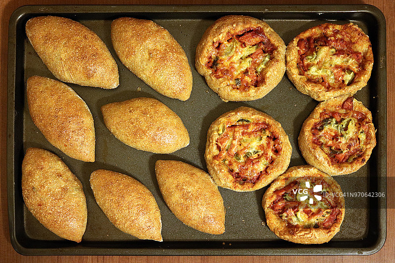 自制意大利乡村迷你披萨和馅饼图片素材