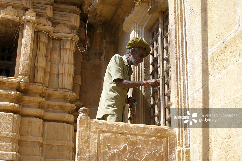 印度北部斋沙默尔堡，耆那教寺庙管理员在寺庙门口图片素材