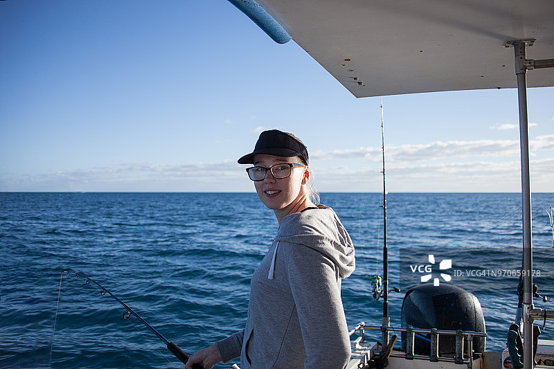 姐妹乘坐包船享受钓鱼之旅图片素材
