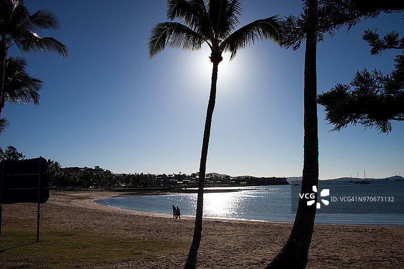 姐妹在热带海滩上散步图片素材