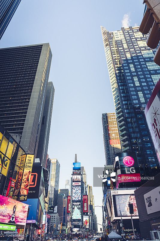 纽约时代广场的明亮广告屏幕图片素材