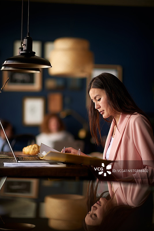 拿着文件的女人图片素材