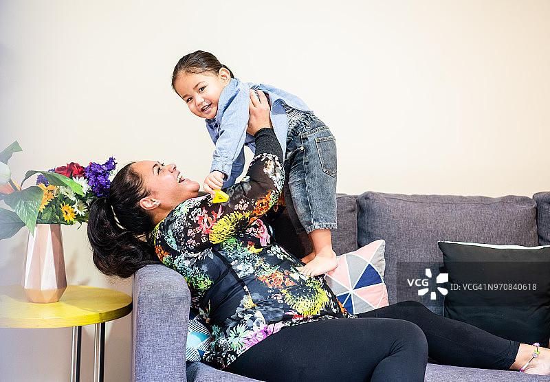 母亲抱着婴儿和他玩耍图片素材