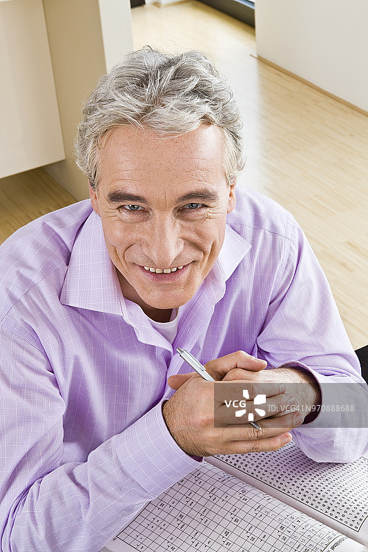 玩文字游戏的男人肖像图片素材