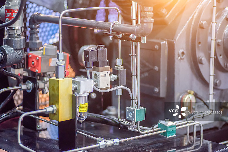 金属工厂中的数控钻床图片素材