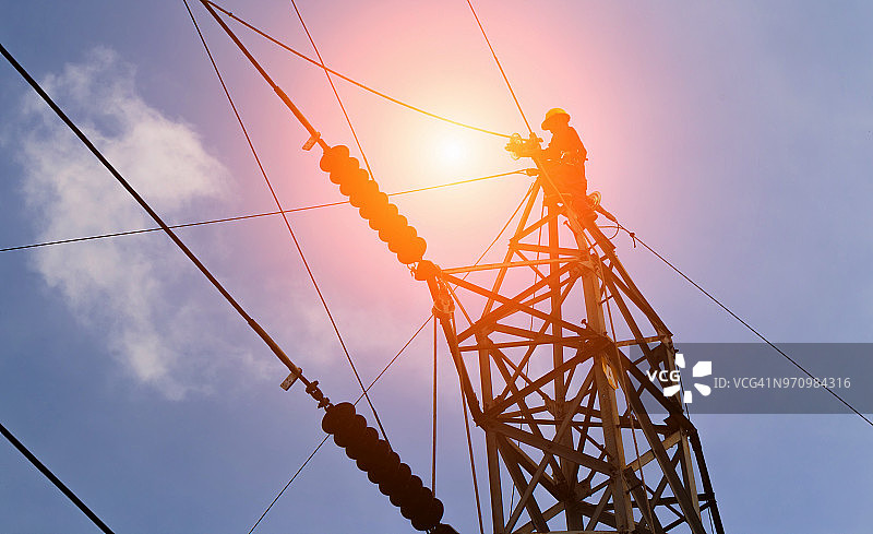电工在电线塔上的剪影图片素材