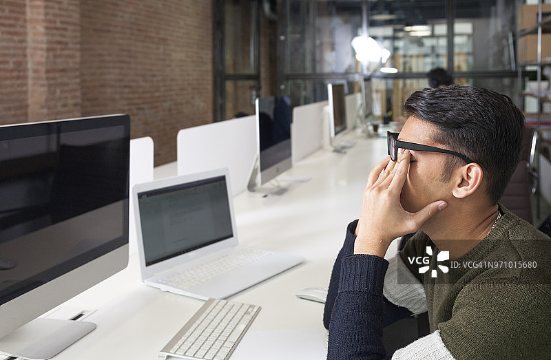 在电脑前工作的疲惫的商人正在睡觉图片素材