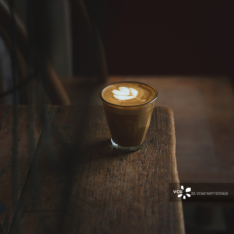 木桌上的咖啡杯，清晨提神饮品图片素材