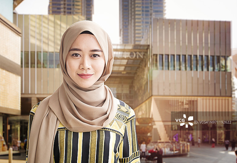 吉隆坡市中心，穆斯林年轻女性肖像图片素材
