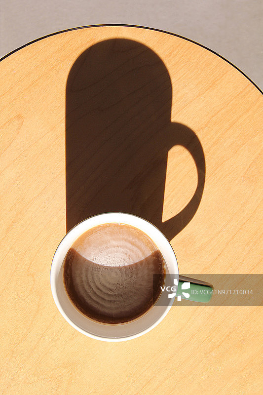 木桌上的咖啡杯俯视图图片素材