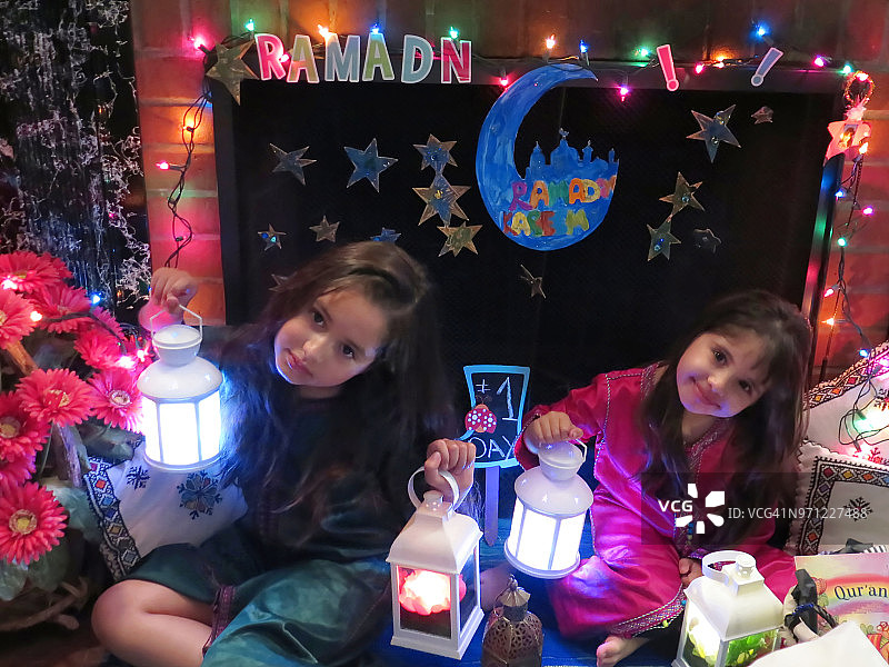 庆祝斋月，手持斋月灯笼的两姐妹（3岁和6岁）图片素材