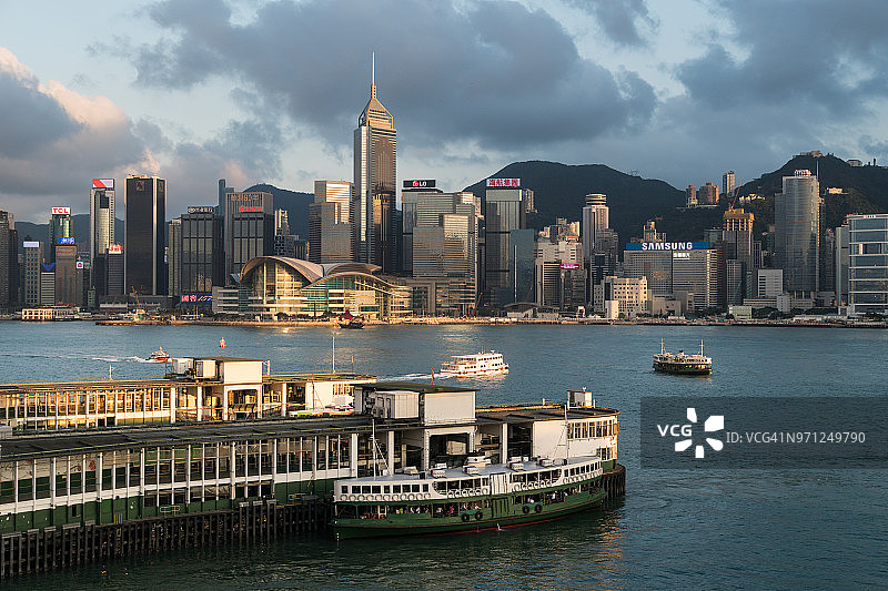 香港九龙和香港岛之间的维多利亚港航拍图片素材
