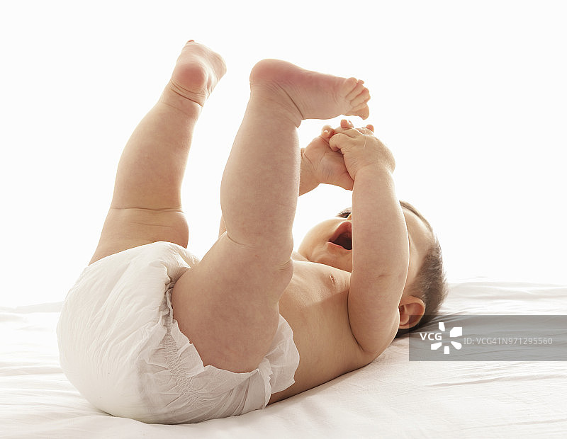 穿着尿布的5个月大的婴儿图片素材