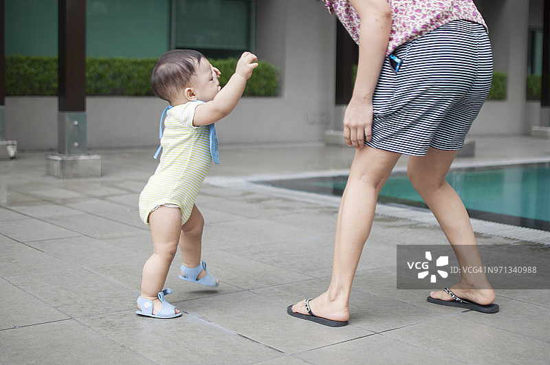 正在学习走路的男婴图片素材