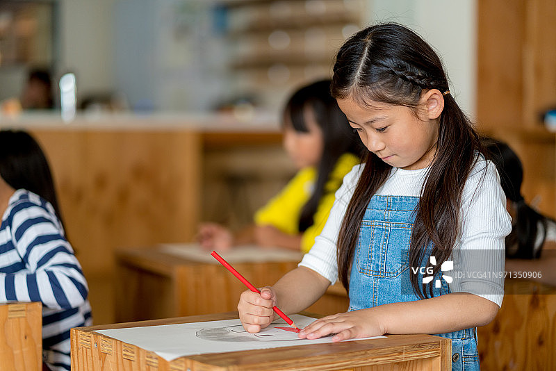 一群年轻学生在上艺术和手工艺课图片素材