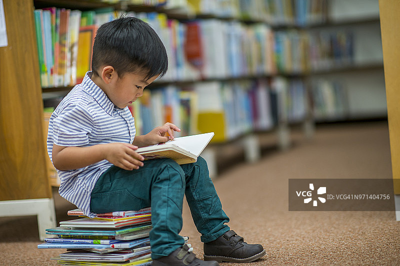 热爱阅读的男孩图片素材