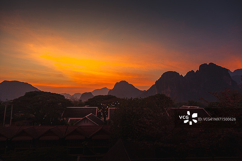 老挝万荣的东南亚日落景色图片素材