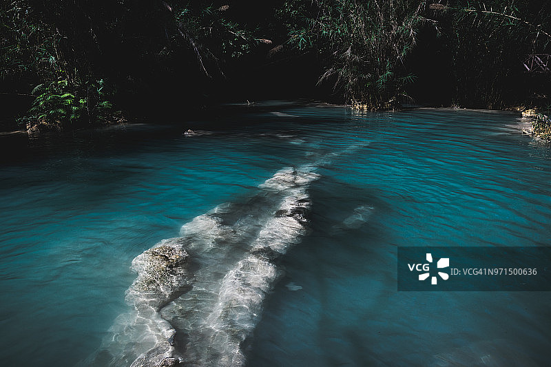 光西瀑布的岩石水池图片素材