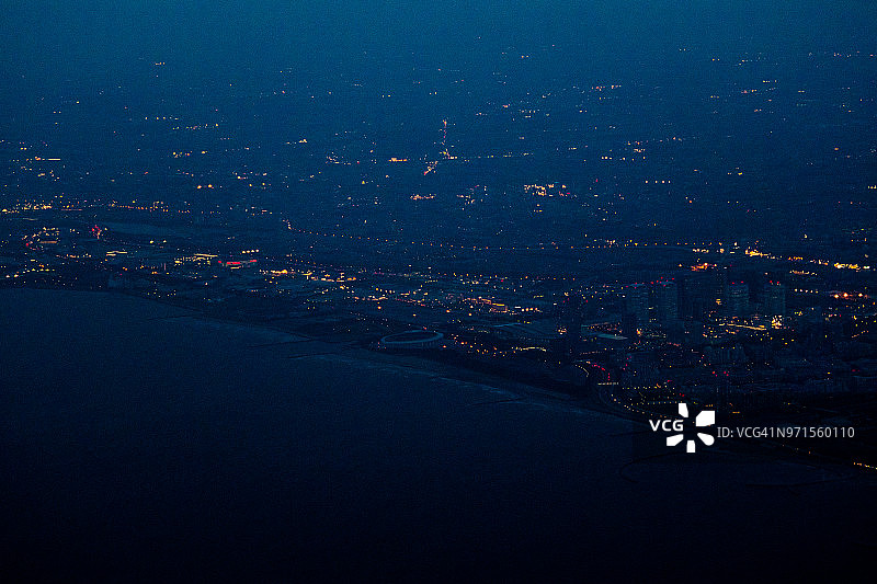 飞机航拍：日本千叶县幕张展览馆与东京湾暮光景色图片素材