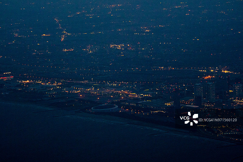 飞机航拍：日本千叶县幕张展览馆与东京湾暮光景色图片素材