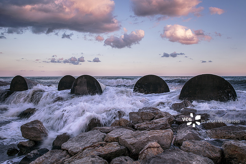 日落时分的地中海沿岸防波堤图片素材