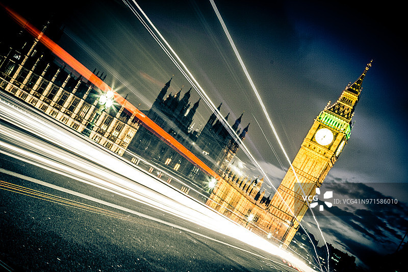 夜晚伦敦议会大厦和大本钟的光轨图片素材