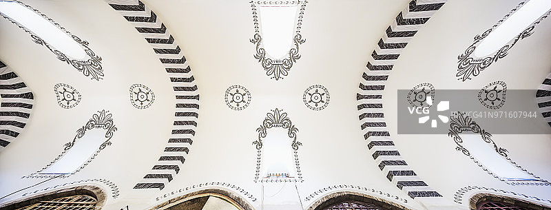 新修复的埃及巴扎（又称香料巴扎）桶形拱顶的新装饰图片素材