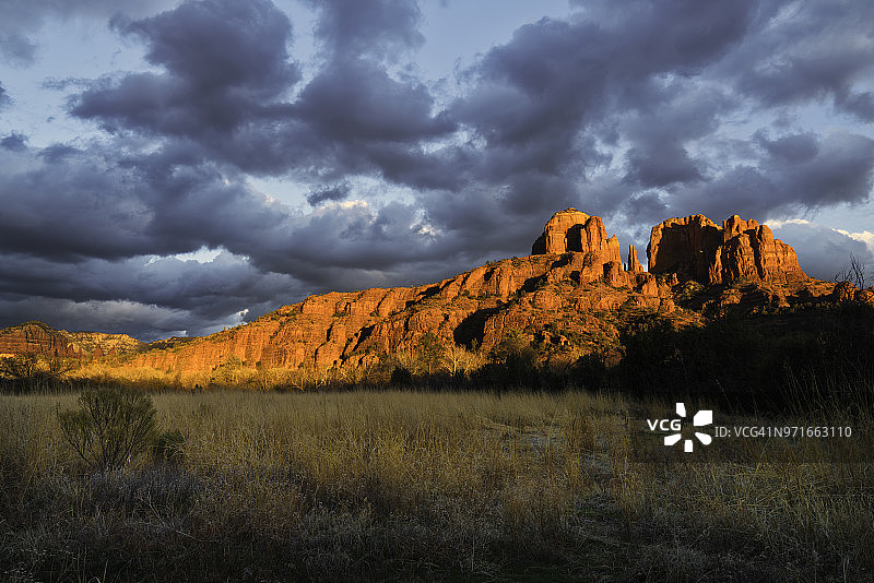 塞多纳大教堂岩石上空的暴风云图片素材