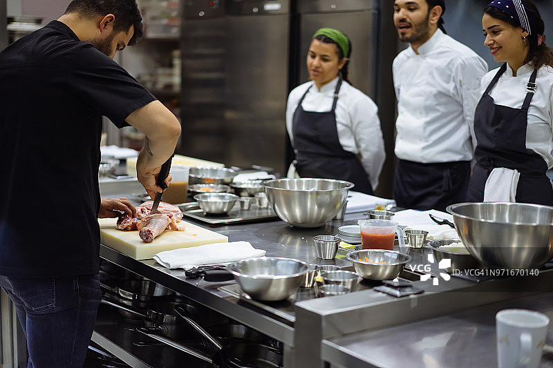 厨师讲解切肉技巧图片素材