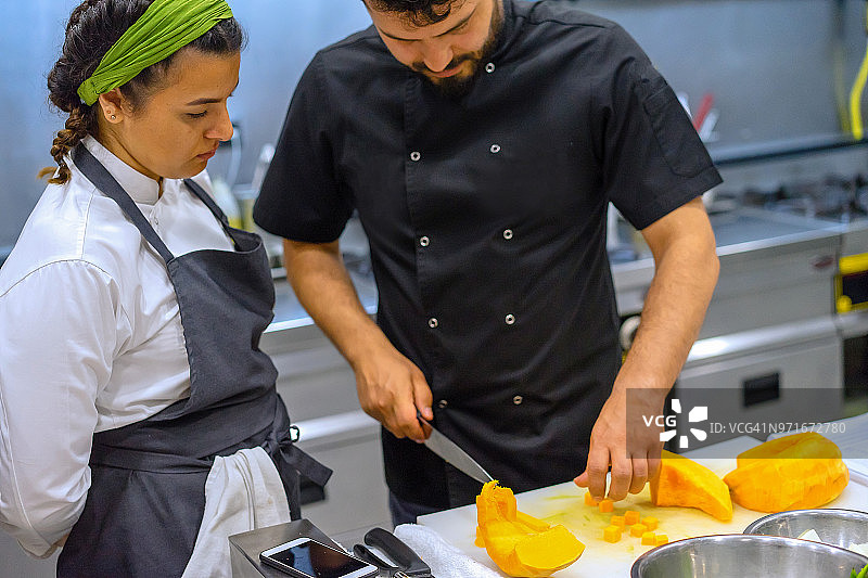 厨师示范如何切南瓜图片素材