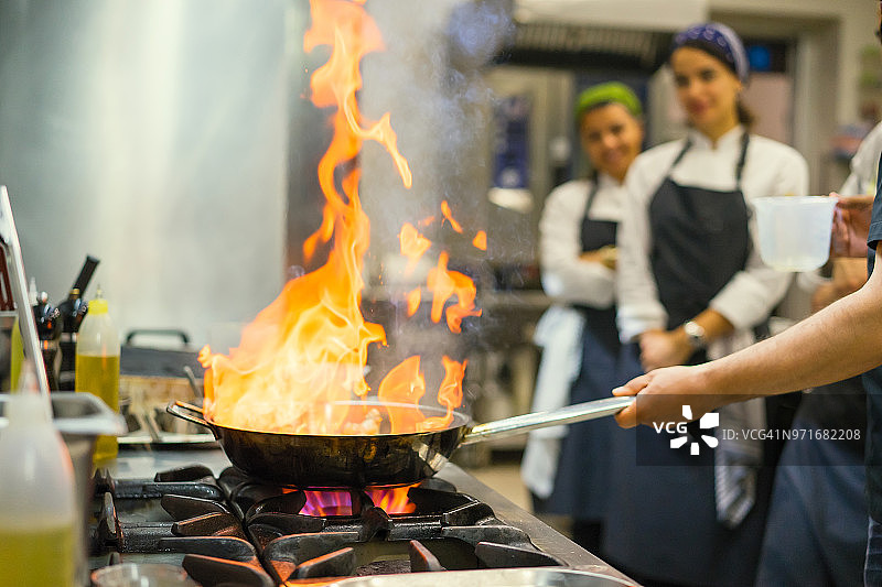 烹饪鸡肉的大厨图片素材