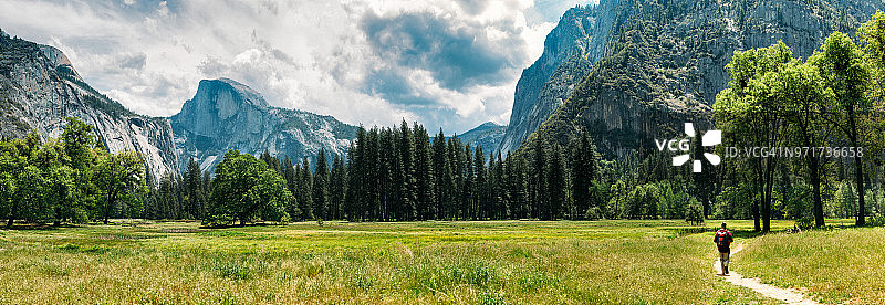 在优胜美地国家公园的单人旅行者图片素材