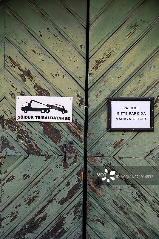 爱沙尼亚塔林：门和禁止停车标志图片素材