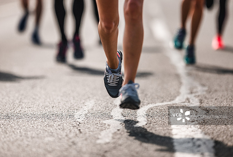 奔跑中的马拉松运动员图片素材