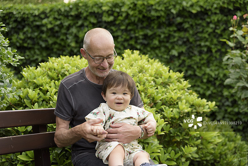 祖孙在户外长椅上图片素材