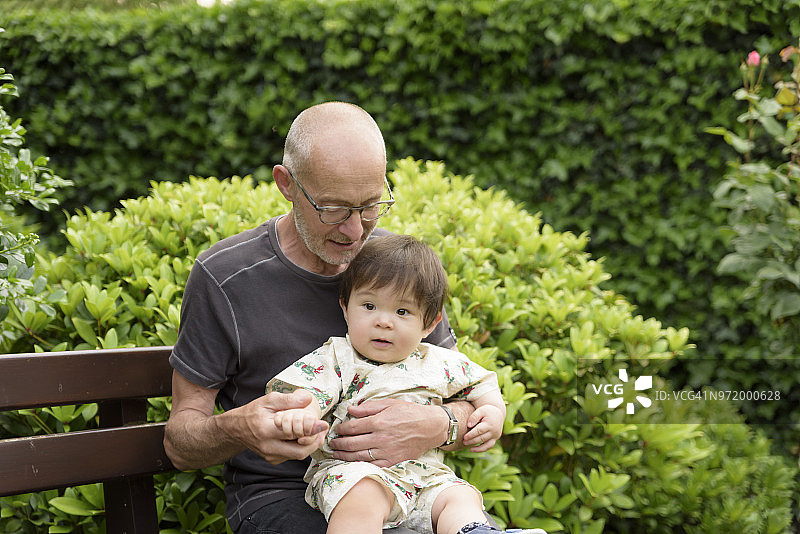 祖孙在户外长椅上图片素材