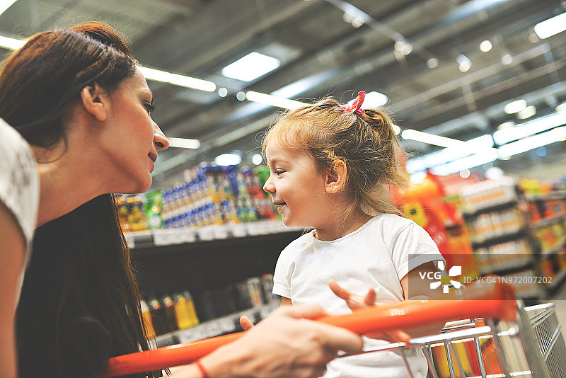 孩子在糖果柜台与母亲争吵图片素材