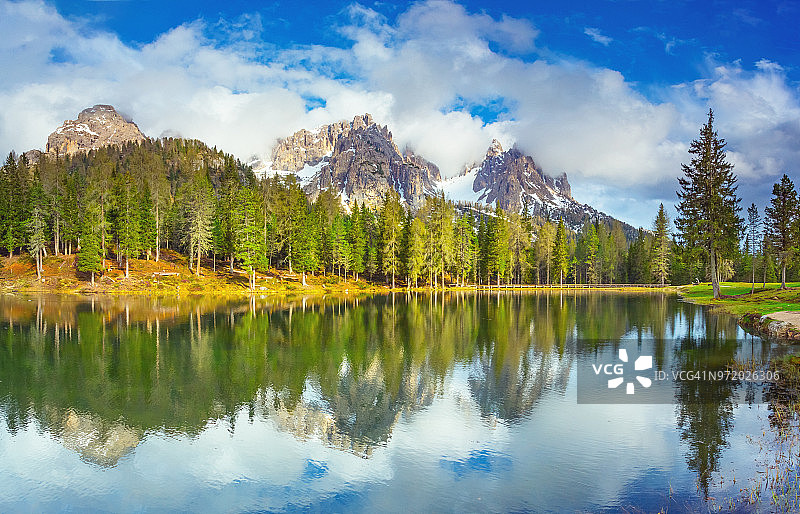 意大利贝卢诺多洛米蒂山安托尔诺湖图片素材