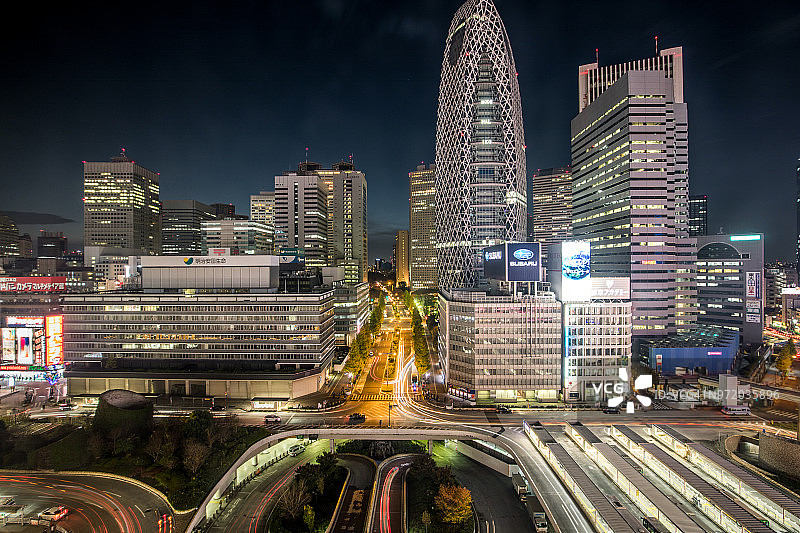 日本东京新宿夜晚繁忙的通勤者和东京街景图片素材