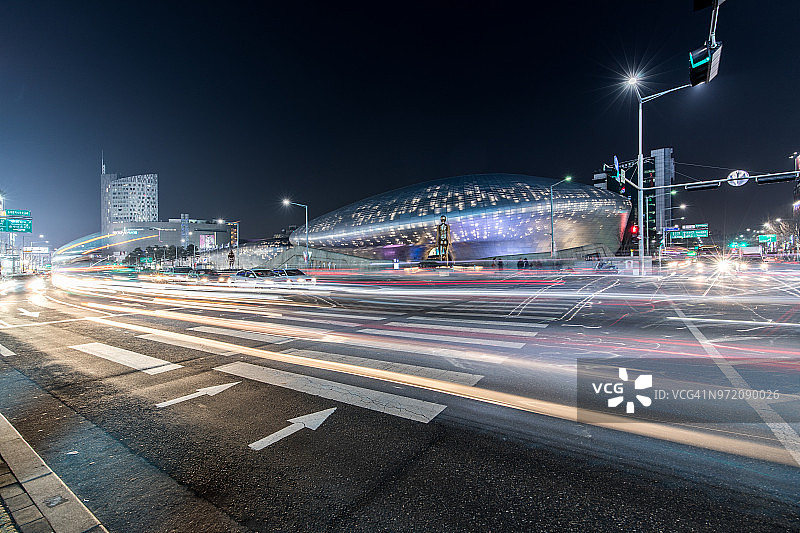 韩国首尔东大门设计广场夜景的繁忙街道图片素材