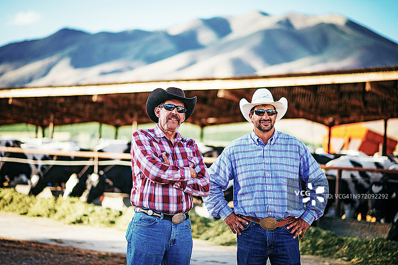 牧场上的成熟和资深牛仔图片素材