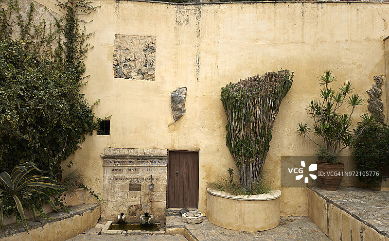 普雷维利修道院的饮水机和水勺图片素材