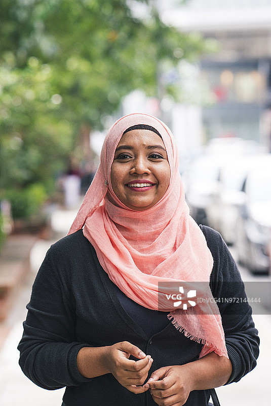 城市中美丽的穆斯林女性肖像图片素材